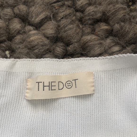 Beautiful white top with lace. - Picture 4 of 4